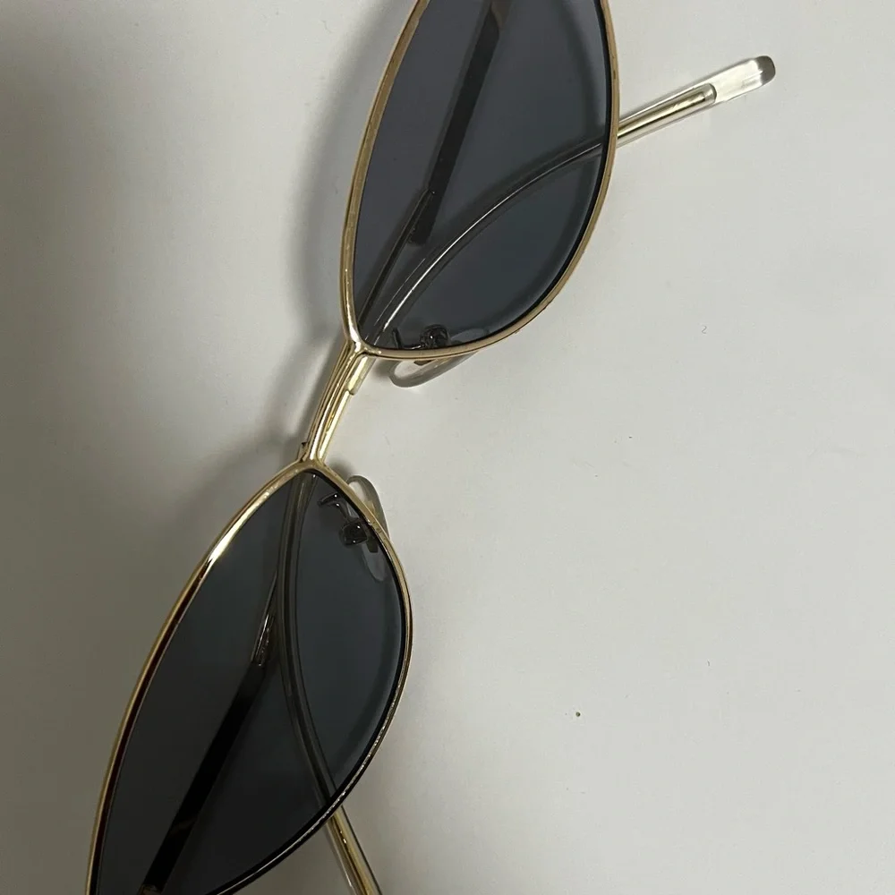 Sunglasses - Picture 4 of 5